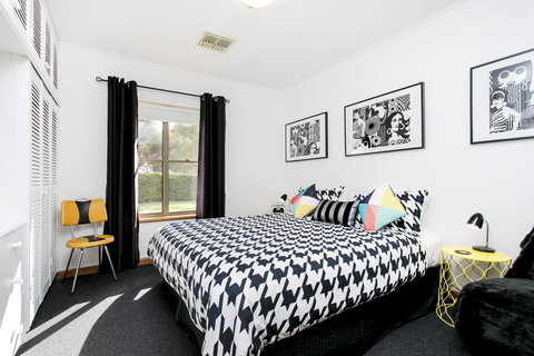 Barossa Retro BnB - Food Delivery Shop 10