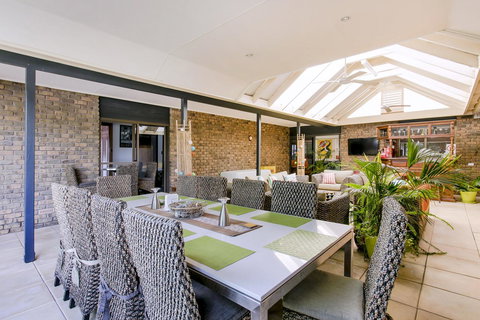 Barossa Retro BnB - Food Delivery Shop 6