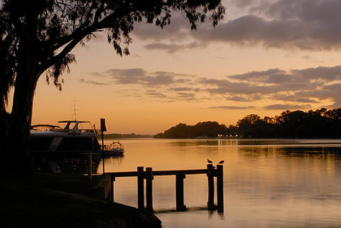 Riverview Rise Retreats - Food Delivery Shop 11