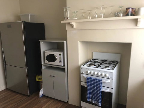 Kingscote Central - Food Delivery Shop 3