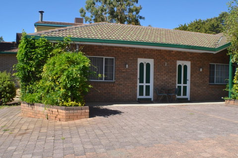 Deer Park Motor Inn Armidale - Food Delivery Shop 37