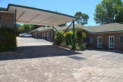 Deer Park Motor Inn Armidale - Food Delivery Shop 31