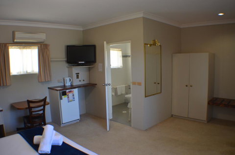 Deer Park Motor Inn Armidale - Food Delivery Shop 34