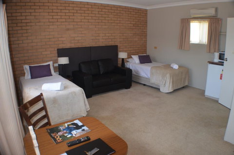 Deer Park Motor Inn Armidale - Food Delivery Shop 11