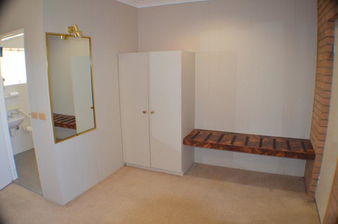 Deer Park Motor Inn Armidale - Food Delivery Shop 35