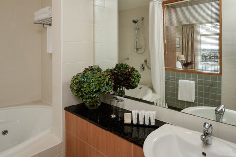 Rydges Newcastle - Food Delivery Shop 15