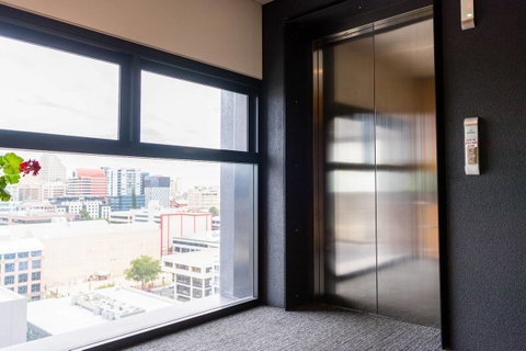 Modern 2 Bedroom+WIFI/Netflix/Parking+Great Views! - Food Delivery Shop 10