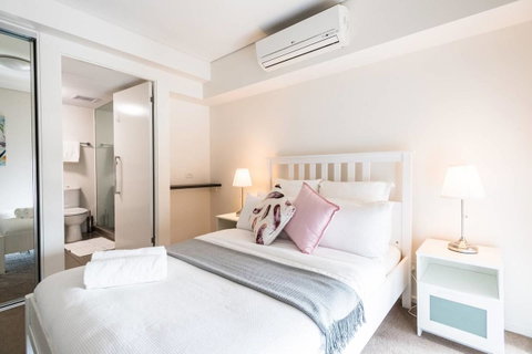 Modern 2 Bedroom+WIFI/Netflix/Parking+Great Views! - Food Delivery Shop 15