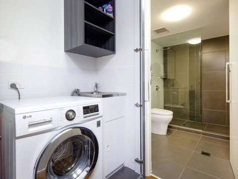 Modern 2 Bedroom+WIFI/Netflix/Parking+Great Views! - Food Delivery Shop 36