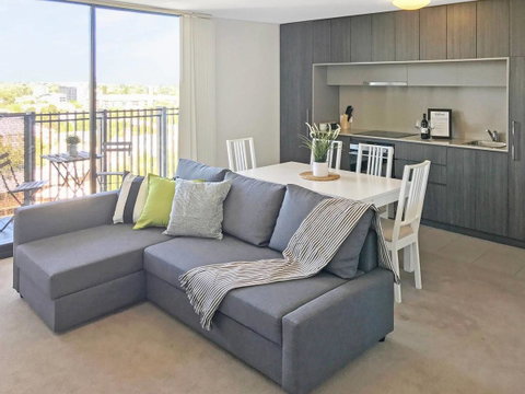 Modern 2 Bedroom+WIFI/Netflix/Parking+Great Views! - Food Delivery Shop 44