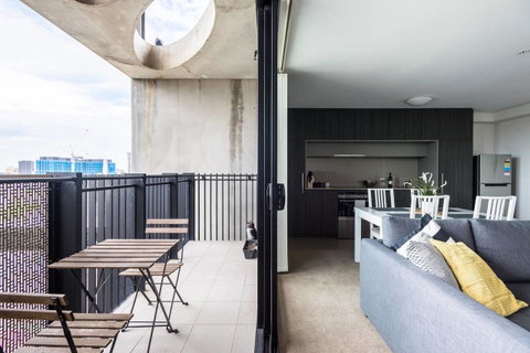 Modern 2 Bedroom+WIFI/Netflix/Parking+Great Views! - Food Delivery Shop 2