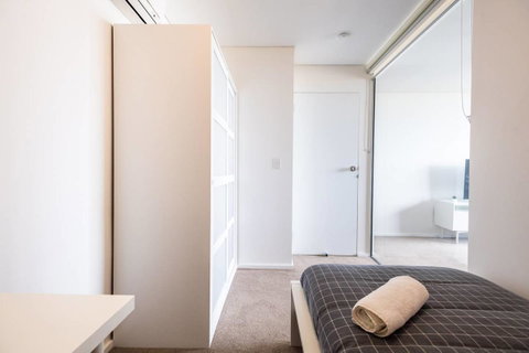 Modern 2 Bedroom+WIFI/Netflix/Parking+Great Views! - Food Delivery Shop 31