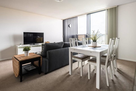 Modern 2 Bedroom+WIFI/Netflix/Parking+Great Views! - Food Delivery Shop 13
