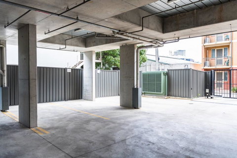 Modern 2 Bedroom+WIFI/Netflix/Parking+Great Views! - Food Delivery Shop 17