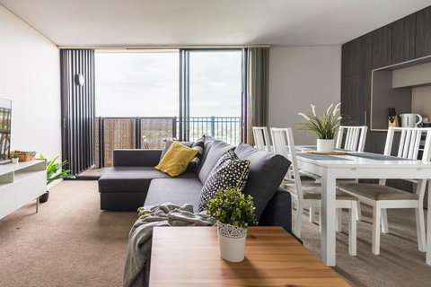 Modern 2 Bedroom+WIFI/Netflix/Parking+Great Views! - Food Delivery Shop 3