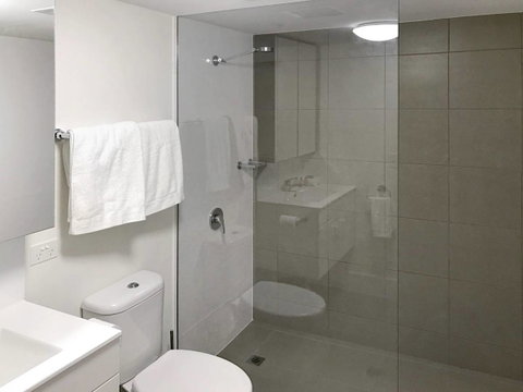 Modern 2 Bedroom+WIFI/Netflix/Parking+Great Views! - Food Delivery Shop 43