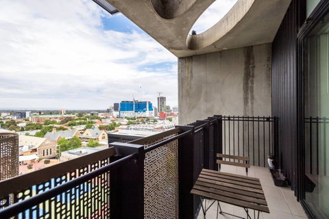 Modern 2 Bedroom+WIFI/Netflix/Parking+Great Views! - Food Delivery Shop 20