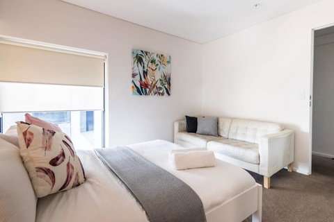 Modern 2 Bedroom+WIFI/Netflix/Parking+Great Views! - Food Delivery Shop 25