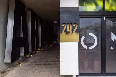Modern 2 Bedroom+WIFI/Netflix/Parking+Great Views! - Food Delivery Shop 8