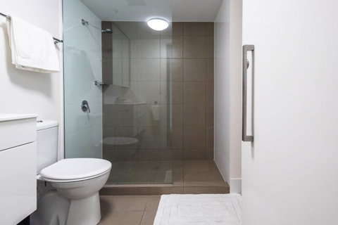 Modern 2 Bedroom+WIFI/Netflix/Parking+Great Views! - Food Delivery Shop 26