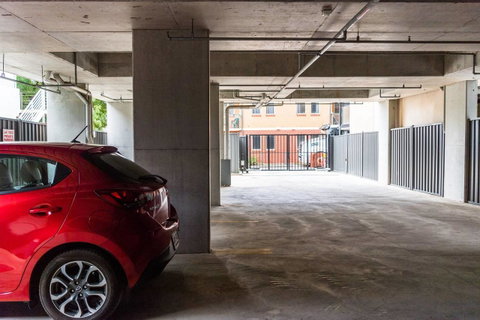 Modern 2 Bedroom+WIFI/Netflix/Parking+Great Views! - Food Delivery Shop 19