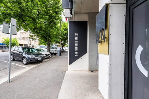 Modern 2 Bedroom+WIFI/Netflix/Parking+Great Views! - Food Delivery Shop 21