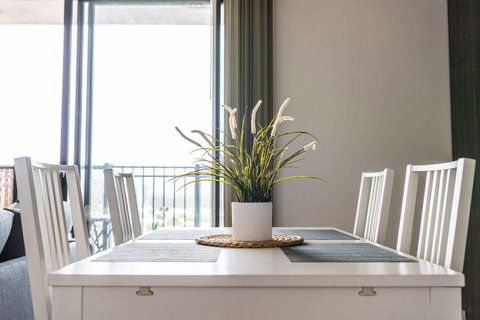 Modern 2 Bedroom+WIFI/Netflix/Parking+Great Views! - Food Delivery Shop 30