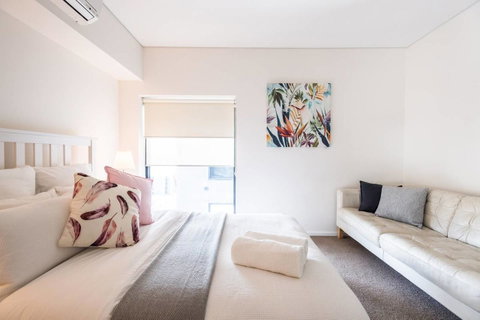 Modern 2 Bedroom+WIFI/Netflix/Parking+Great Views! - Food Delivery Shop 6