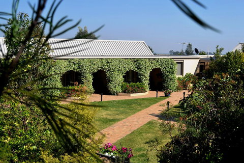 Grapevines Boutique Accommodation - Food Delivery Shop 8