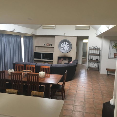 Grapevines Boutique Accommodation - Food Delivery Shop 4