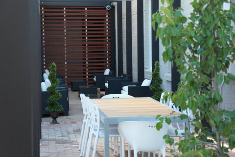 Crossroads Hotel - Food Delivery Shop 28