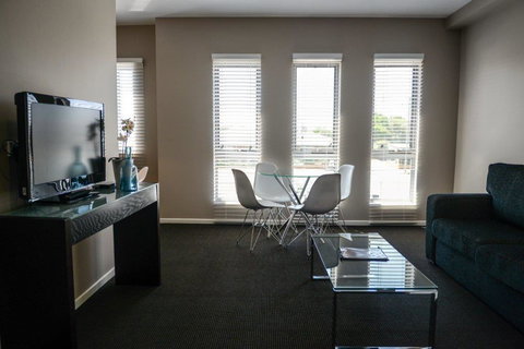 Crossroads Hotel - Food Delivery Shop 16