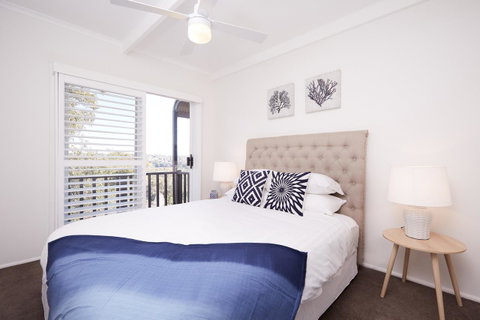 Bright And Spacious Family Home With Leafy Deck - Food Delivery Shop 4