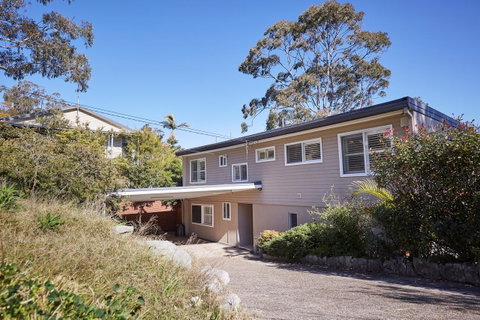 Bright And Spacious Family Home With Leafy Deck - Food Delivery Shop 32