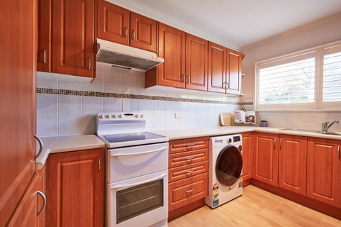Bright And Spacious Family Home With Leafy Deck - Food Delivery Shop 17