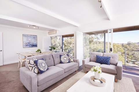 Bright And Spacious Family Home With Leafy Deck - Food Delivery Shop 0