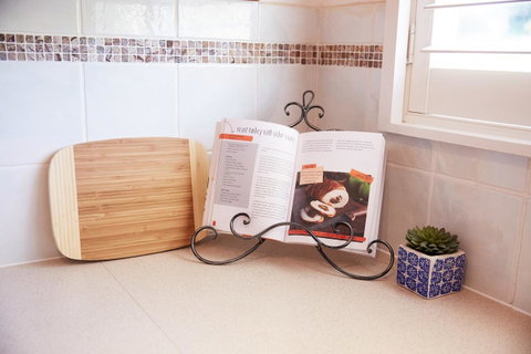 Bright And Spacious Family Home With Leafy Deck - Food Delivery Shop 20