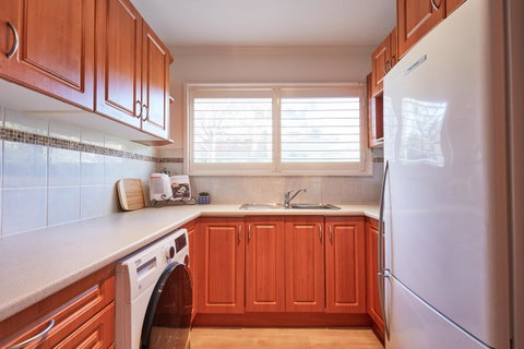 Bright And Spacious Family Home With Leafy Deck - Food Delivery Shop 18