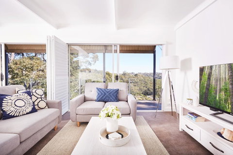 Bright And Spacious Family Home With Leafy Deck - Food Delivery Shop 14