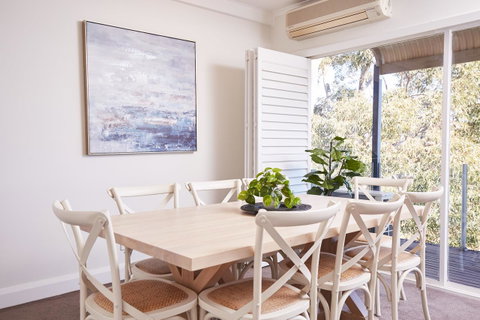 Bright And Spacious Family Home With Leafy Deck - Food Delivery Shop 22