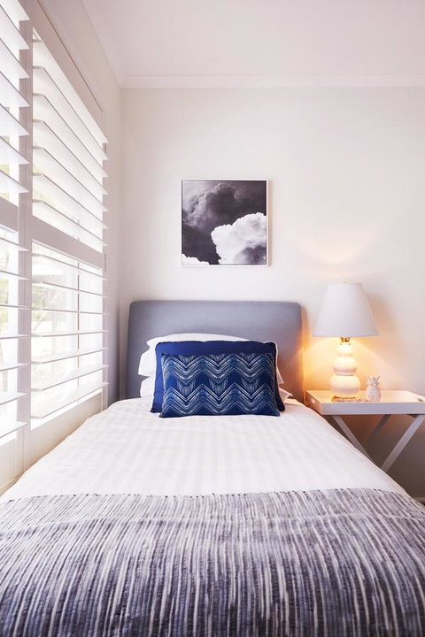 Bright And Spacious Family Home With Leafy Deck - Food Delivery Shop 26