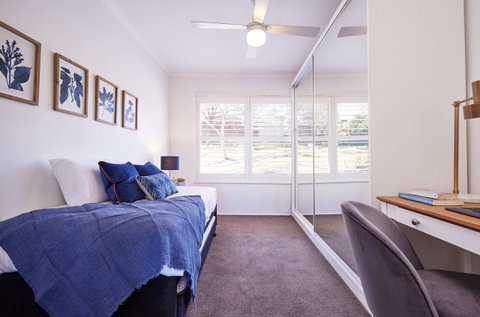 Bright And Spacious Family Home With Leafy Deck - Food Delivery Shop 28