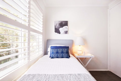 Bright And Spacious Family Home With Leafy Deck - Food Delivery Shop 25
