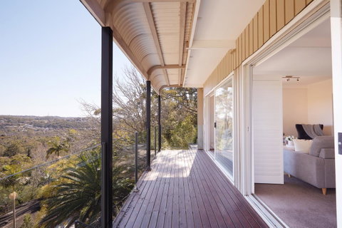 Bright And Spacious Family Home With Leafy Deck - Food Delivery Shop 23