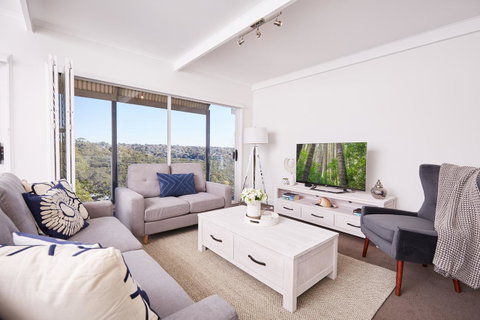 Bright And Spacious Family Home With Leafy Deck - Food Delivery Shop 3