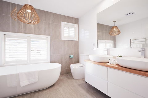 Bright And Spacious Family Home With Leafy Deck - Food Delivery Shop 8