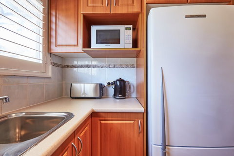Bright And Spacious Family Home With Leafy Deck - Food Delivery Shop 19
