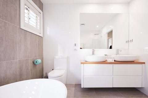Bright And Spacious Family Home With Leafy Deck - Food Delivery Shop 11