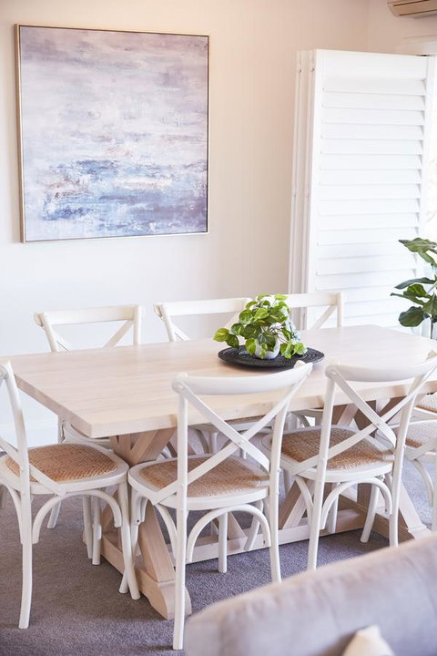Bright And Spacious Family Home With Leafy Deck - Food Delivery Shop 21