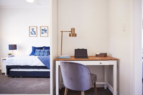 Bright And Spacious Family Home With Leafy Deck - Food Delivery Shop 27